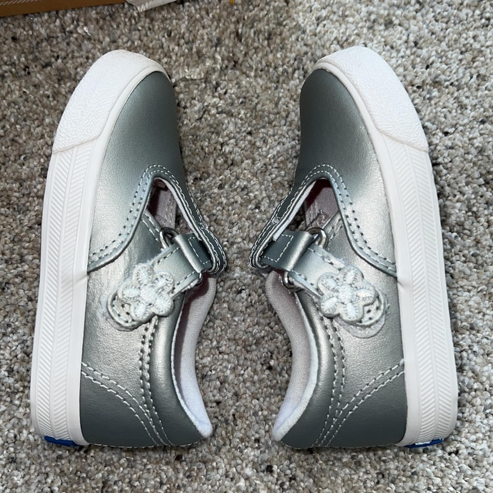 NIB KEDS Daphne T-strap Sneaker SILVER - Picture 5 of 8